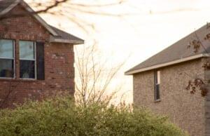 rooflines-in-the-neighborhood-at-sunset-in-the-spr-2026-01-06-09-14-13-utc